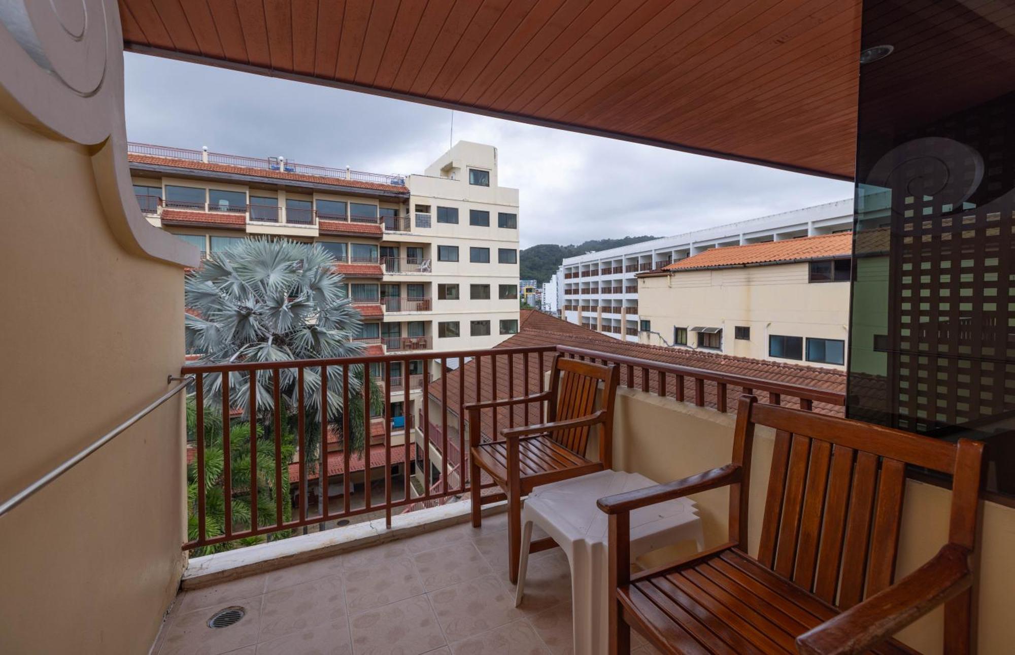 Baumanburi Hotel Patong Exteriör bild